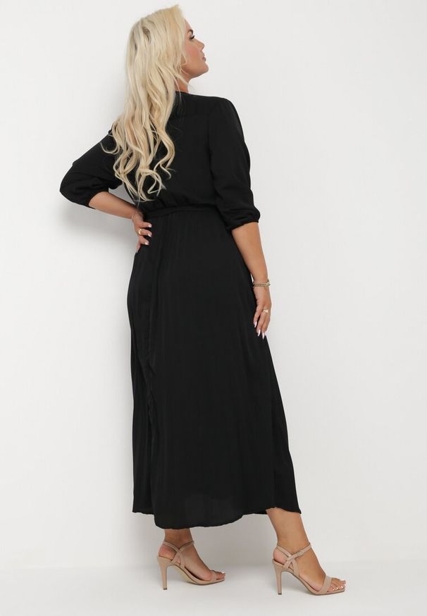 Born2be - Czarna Plisowana Sukienka Maxi z Kopertowym Dekoltem i Wiązaniem w Talii Lariah. Kolekcja: plus size. Kolor: czarny. Materiał: materiał. Typ sukienki: kopertowe. Długość: maxi