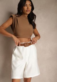 Renee - Białe Szorty z Wiskozą w Eleganckim Stylu z Paskiem z Klamrą Aravene. Okazja: na co dzień. Stan: podwyższony. Kolor: biały. Materiał: wiskoza. Styl: elegancki