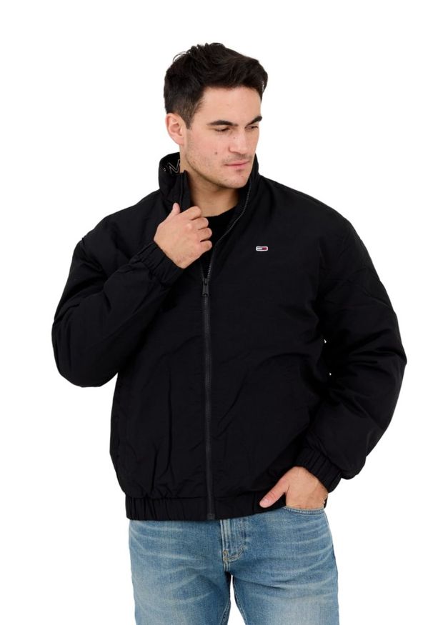 Tommy Jeans - TOMMY JEANS Czarna męska kurtka przejściowa z drobnym logo. Kolor: czarny. Materiał: poliamid. Wzór: bez wzorów