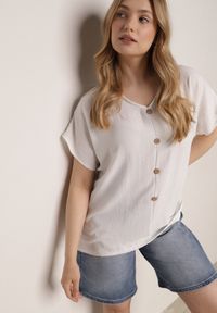 Born2be - Biała Bluzka z Bawełną o Nietoperzowym Kroju z Guzikami Mistwin. Okazja: do pracy, na co dzień. Kolor: biały. Materiał: bawełna. Styl: klasyczny, casual #3