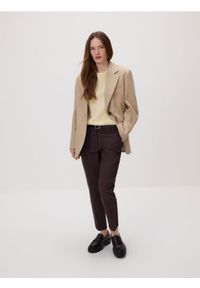 Reserved - Spodnie cygaretki z paskiem - ciemnobrązowy. Kolor: brązowy. Materiał: tkanina, bawełna #1