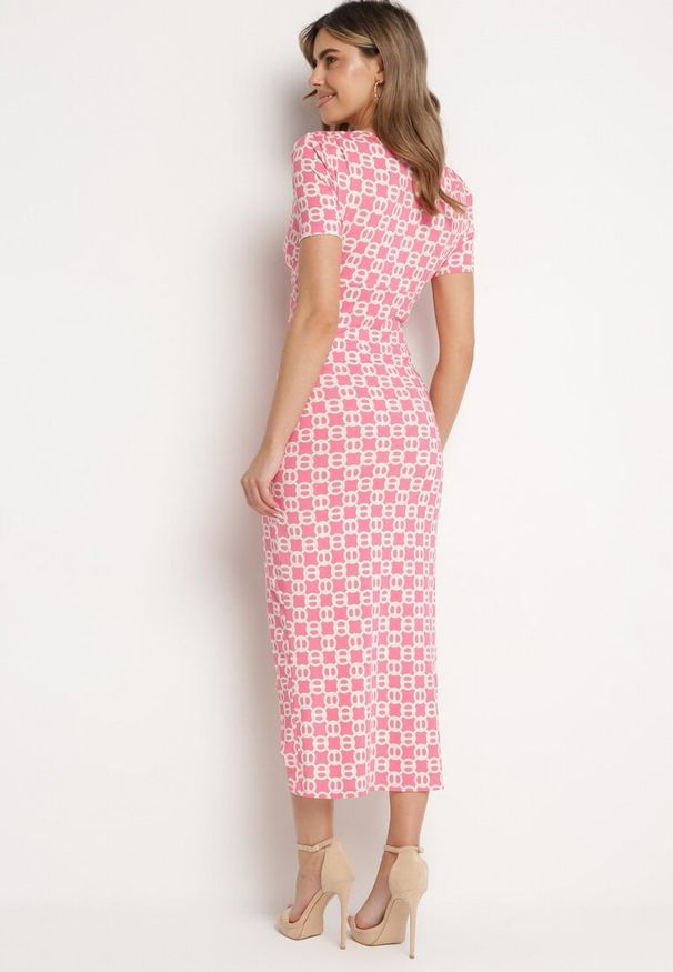 Born2be - Różowa Dopasowana Sukienka Koktajlowa Ozdobiona Marszczeniem Saarias. Okazja: na co dzień, na imprezę. Typ kołnierza: dekolt w kształcie V. Kolor: różowy. Materiał: materiał, jeans. Długość rękawa: krótki rękaw. Wzór: aplikacja. Styl: wizytowy