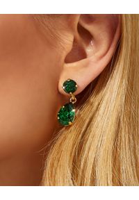CAROLINE SVEDBOM - Kolczyki z zielonymi kryształami Drop. Materiał: złote. Kolor: zielony. Kamień szlachetny: kryształ #1