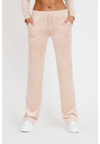 Juicy Couture - JUICY COUTURE Beżowe spodnie Del Ray Pocket. Kolor: beżowy. Materiał: dresówka