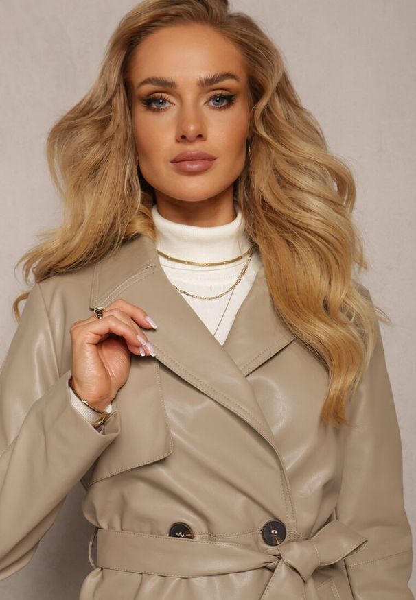 Renee - Beżowy Wiązany Płaszcz Dwurzędowy Kurtka z Imitacji Skóry Primael. Okazja: na co dzień. Kolor: beżowy. Materiał: skóra. Wzór: aplikacja. Sezon: wiosna. Styl: casual, elegancki