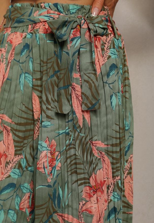 Renee - Ciemnozielone Spodnie High Waist z Szerokimi Nogawkami z Gumką w Talii i Materiałowym Paskiem Berlefia. Stan: podwyższony. Kolor: zielony. Materiał: materiał. Sezon: lato