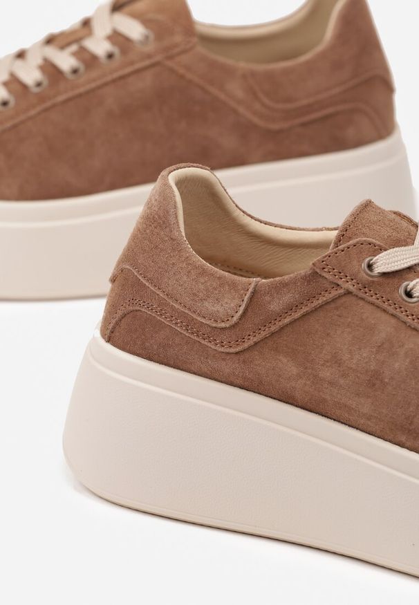 Renee - Brązowe Sneakersy z Naturalnego Zamszu na Platformie Nalirette. Okazja: na co dzień. Kolor: brązowy. Materiał: zamsz. Obcas: na platformie