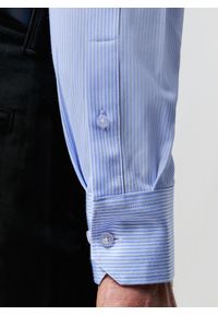 Pako Lorente - PAKO LORENTE - Niebieska koszula w prążek. Typ kołnierza: kołnierzyk włoski. Kolor: niebieski. Materiał: dzianina, poliester, bawełna. Długość rękawa: długi rękaw. Długość: długie. Wzór: prążki #3