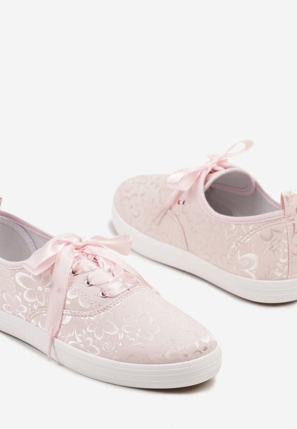 Born2be - Różowe Tenisówki Zdobione Tłoczonym Wzorem z Ozdobnymi Sznurówkami Paloniela. Okazja: na co dzień. Kolor: różowy. Materiał: jeans. Wzór: aplikacja. Styl: klasyczny, casual