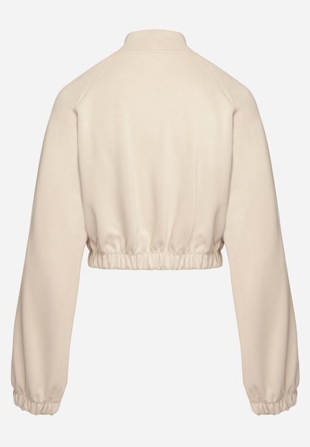 Born2be - Beżowa Bluza o Krótkim Fasonie ze Stójką Benatha. Typ kołnierza: kołnierzyk stójkowy. Kolor: beżowy. Długość rękawa: długi rękaw. Długość: krótkie