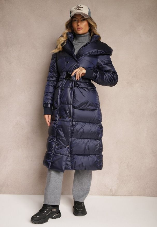 Renee - Granatowa Pikowana Kurtka z Kapturem Paskiem z Klamrą i Eleganckim Kołnierzem Vailana. Okazja: na co dzień. Typ kołnierza: kaptur. Kolor: niebieski. Materiał: jeans. Styl: elegancki