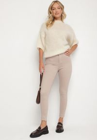 Born2be - Beżowe Dopasowane Bawełniane Spodnie Irinaes. Okazja: na co dzień. Kolor: beżowy. Materiał: bawełna. Wzór: aplikacja. Styl: klasyczny, casual, elegancki #3