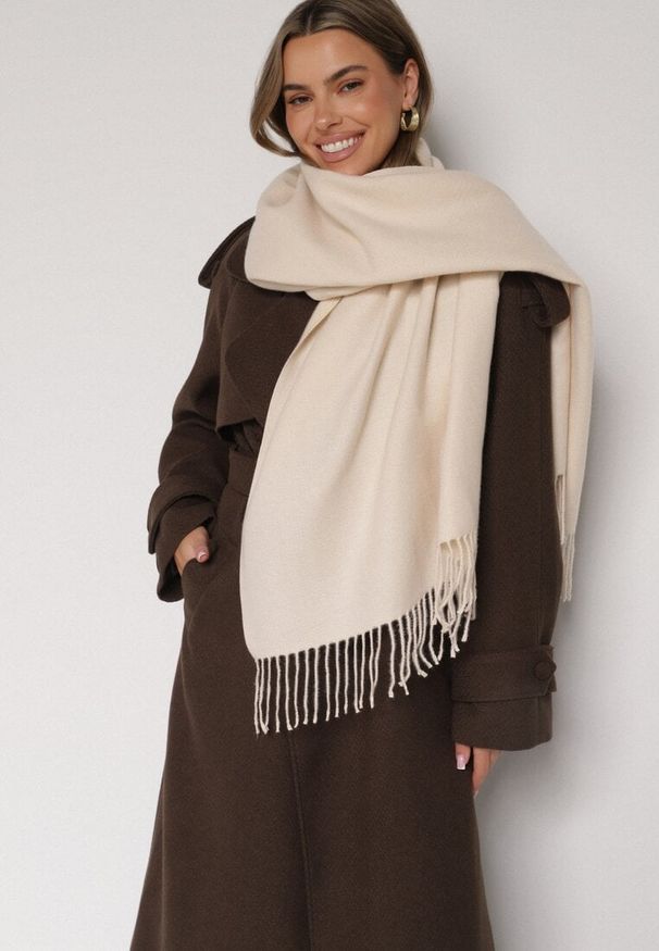 Born2be - Jasnobeżowy Klasyczny Szalik z Bawełny i Wiskozy z Frędzlami Vetilisa. Kolor: beżowy. Materiał: bawełna, wiskoza. Styl: klasyczny