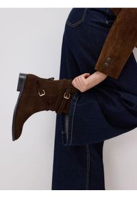 Reserved - Zamszowe botki z paskami - ciemnobrązowy. Zapięcie: pasek. Kolor: brązowy. Materiał: zamsz #1
