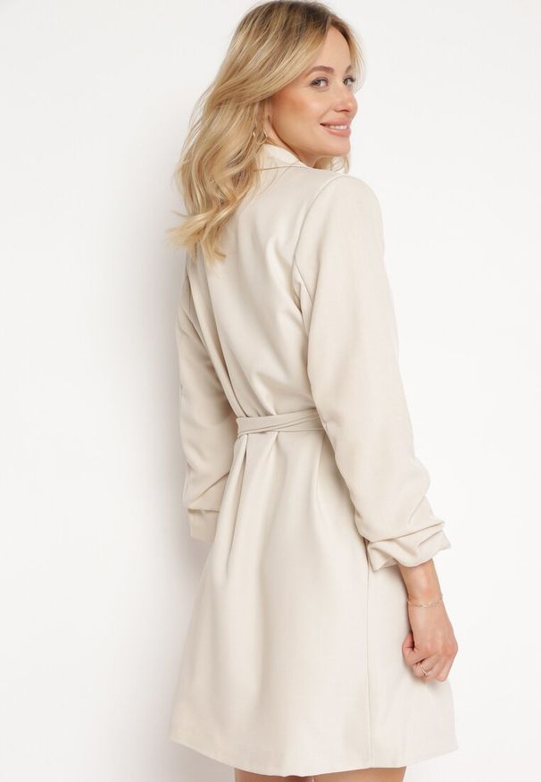 Born2be - Beżowa Elegancka Sukienka Dwurzędowa w Stylu Marynarki z Materiałowym Paskiem i Marszczonymi Rękawami Weira. Okazja: na imprezę, na spotkanie biznesowe. Typ kołnierza: dekolt w kształcie V. Kolor: beżowy. Materiał: materiał. Styl: elegancki