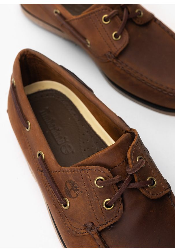 Timberland Classic Boat 2 Eye Mokasyny męskie. Okazja: na spacer, na co dzień, do pracy. Kolor: brązowy. Materiał: skóra. Szerokość cholewki: normalna. Sezon: lato. Styl: casual, elegancki, klasyczny