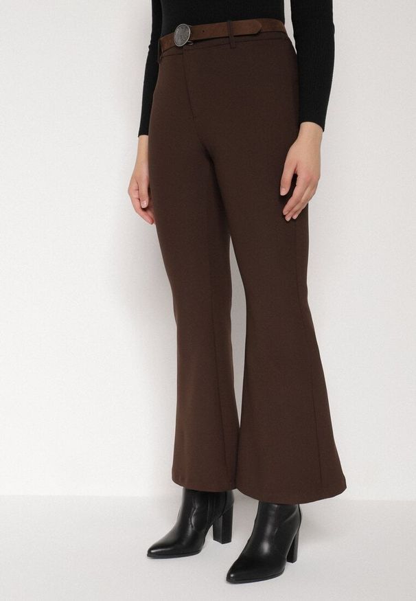 Born2be - Brązowe Spodnie Dzwony z Wiskozy z Bawełną z Wysokim Stanem Ozdobione Paskiem Liadona. Okazja: na co dzień, do pracy. Stan: podwyższony. Kolor: brązowy. Materiał: bawełna, wiskoza. Wzór: aplikacja. Styl: klasyczny, casual, elegancki