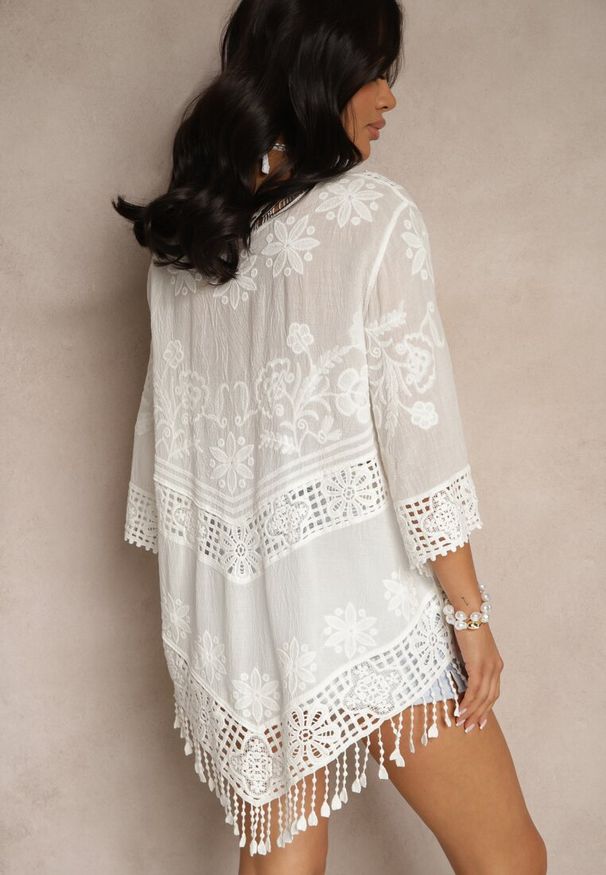 Renee - Biała Bluzka Boho z Bawełny o Kroju Oversize Zdobiona Haftem i Koronką Mailenai. Okazja: na co dzień. Typ kołnierza: dekolt w serek. Kolor: biały. Materiał: bawełna, koronka. Długość rękawa: krótki rękaw. Długość: krótkie. Wzór: aplikacja, haft, koronka. Styl: boho