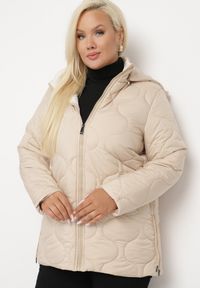 Born2be - Beżowa Pikowana Kurtka Plus Size z Odpinanym Kapturem i Wsuwanymi Kieszeniami Anselie. Kolekcja: plus size. Kolor: beżowy. Materiał: tkanina #3