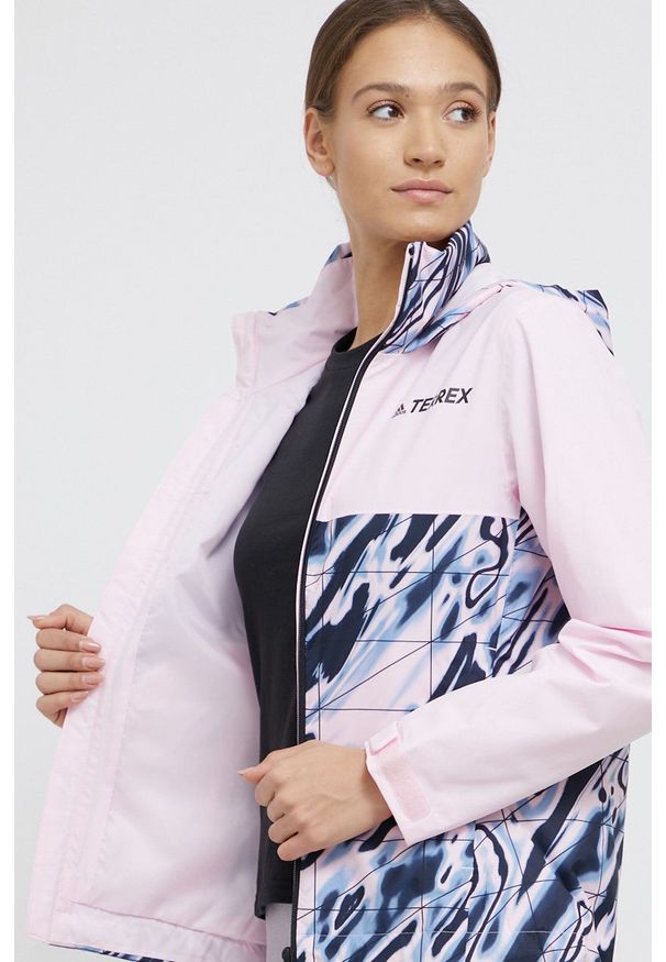 adidas TERREX kurtka przeciwdeszczowa W MT AOP Rain damska kolor różowy. Okazja: na co dzień. Kolor: różowy. Materiał: materiał, poliester. Styl: casual
