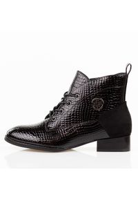Czarne lakierowane botki damskie Filippo DBT4824/25. Okazja: na co dzień. Nosek buta: okrągły. Kolor: czarny. Szerokość cholewki: normalna. Wzór: aplikacja. Materiał: lakier, skóra. Sezon: zima, jesień. Obcas: na obcasie. Styl: casual, elegancki, klasyczny. Wysokość obcasa: niski #1