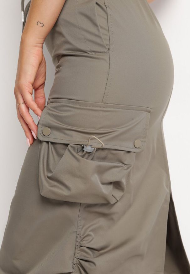 Born2be - Ciemnozielona Spódnica Midi z Szerokimi Kieszeniami w Stylu Cargo Talicia. Kolor: zielony. Materiał: tkanina