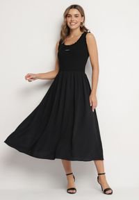 Born2be - Czarna Wiskozowa Sukienka o Rozkloszowanym Kroju z Ozdobną Naszywką Ronestra. Okazja: na co dzień. Kolor: czarny. Materiał: wiskoza. Wzór: aplikacja. Typ sukienki: proste. Styl: casual, klasyczny #4