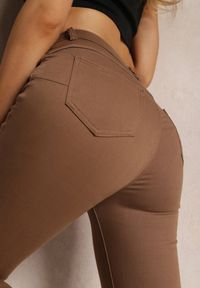 Renee - Ciemnobrązowe Spodnie Skinny Eulalia. Kolor: brązowy. Materiał: tkanina. Długość: długie. Wzór: gładki. Styl: klasyczny