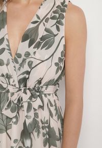 Born2be - Zielona Kopertowa Sukienka z Wiskozą z Wiązanym Paskiem Nativire. Okazja: na co dzień. Typ kołnierza: dekolt w serek. Kolor: zielony. Materiał: wiskoza. Typ sukienki: kopertowe. Styl: casual, elegancki, klasyczny #3