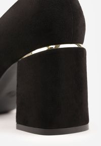 Born2be - Czarne Czółenka na Słupku z Metaliczną Wstawką Grendella. Kolor: czarny. Obcas: na słupku. Styl: klasyczny. Wysokość obcasa: średni #8