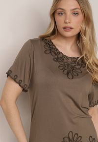 Born2be - Ciemnozielona Wiskozowa Bluzka na Krótki Rękaw z Etno Haftem z Metaliczną Nicią Aiopa. Okazja: do pracy, na co dzień, na spotkanie biznesowe. Kolekcja: plus size. Kolor: zielony. Materiał: wiskoza. Długość rękawa: krótki rękaw. Długość: krótkie. Wzór: haft. Styl: etno #7