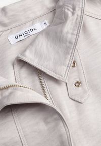 Renee - Beżowa Kurtka Bomberka Oversize z Paskami przy Rękawach Lann. Okazja: na co dzień. Typ kołnierza: dekolt gorset. Kolor: beżowy. Materiał: poliester, jeans. Sezon: wiosna. Styl: casual #3