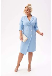 Moda Size Plus Iwanek - Elegancka żakietowa sukienka Chloe w błękitnym kolorze PLUS SIZE XXL. Okazja: na randkę, na komunię, na spotkanie biznesowe, na wesele, do pracy, na ślub cywilny. Typ kołnierza: dekolt kopertowy. Kolekcja: plus size. Kolor: niebieski. Materiał: tkanina, elastan, poliester, materiał. Typ sukienki: dla puszystych. Styl: elegancki
