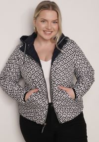 Born2be - Granatowa Dwustronna Kurtka Pikowana z Kapturem Zidila. Okazja: na spacer, na co dzień. Typ kołnierza: kaptur. Kolekcja: plus size. Kolor: niebieski. Materiał: jeans. Wzór: geometria. Styl: casual, sportowy #7