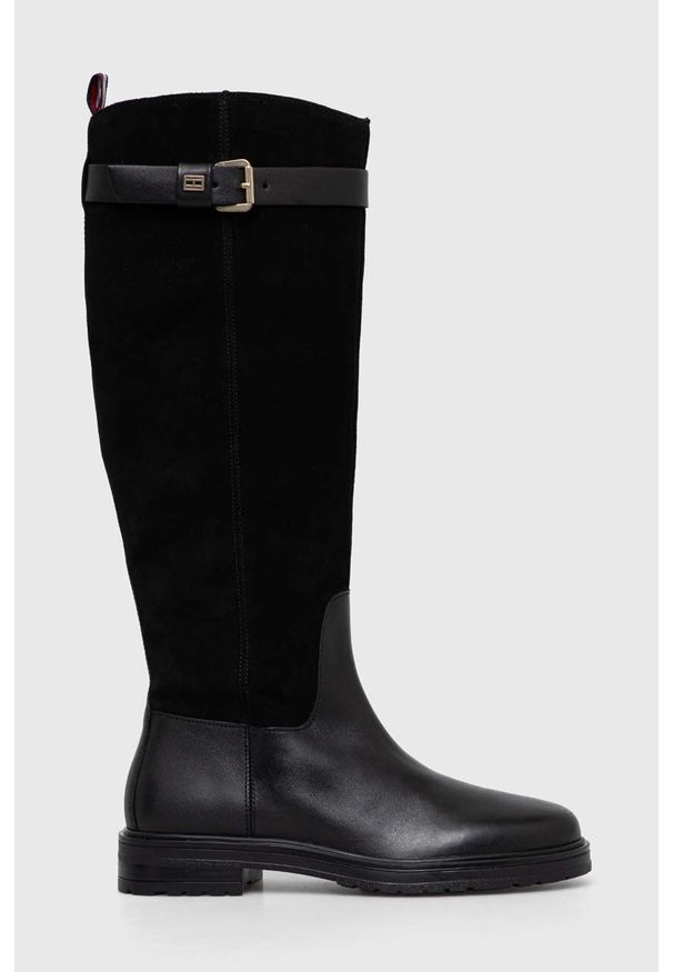 TOMMY HILFIGER - Tommy Hilfiger kozaki skórzane CASUAL ESSENTIAL BELT LONGBOOT damskie kolor czarny na płaskim obcasie FW0FW07480. Okazja: na co dzień. Nosek buta: okrągły. Kolor: czarny. Materiał: skóra. Szerokość cholewki: normalna. Obcas: na obcasie. Styl: casual. Wysokość obcasa: niski