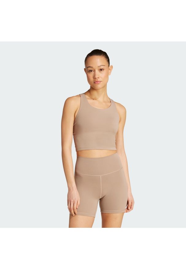 Adidas - Top z wbudowanym biustonoszem o średnim wsparciu adidas All Me. Kolor: brązowy. Materiał: materiał. Sport: joga i pilates