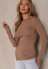 Renee - Brązowa Bluzka Longsleeve z Wiskozą o Asymetrycznym Kroju ze Ściągaczem Zepilda. Okazja: na spotkanie biznesowe, na co dzień. Kolor: brązowy. Materiał: wiskoza. Długość rękawa: długi rękaw. Długość: długie. Styl: klasyczny, casual, elegancki, biznesowy
