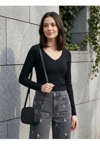 Sinsay - Bluzka z długim rękawem i koronką przy dekolcie - czarny. Kolor: czarny. Materiał: koronka. Długość rękawa: długi rękaw. Długość: długie. Wzór: koronka