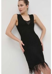 Guess sukienka kolor czarny mini dopasowana. Typ kołnierza: dekolt w karo. Kolor: czarny. Materiał: dzianina. Wzór: gładki. Typ sukienki: dopasowane. Długość: mini #1