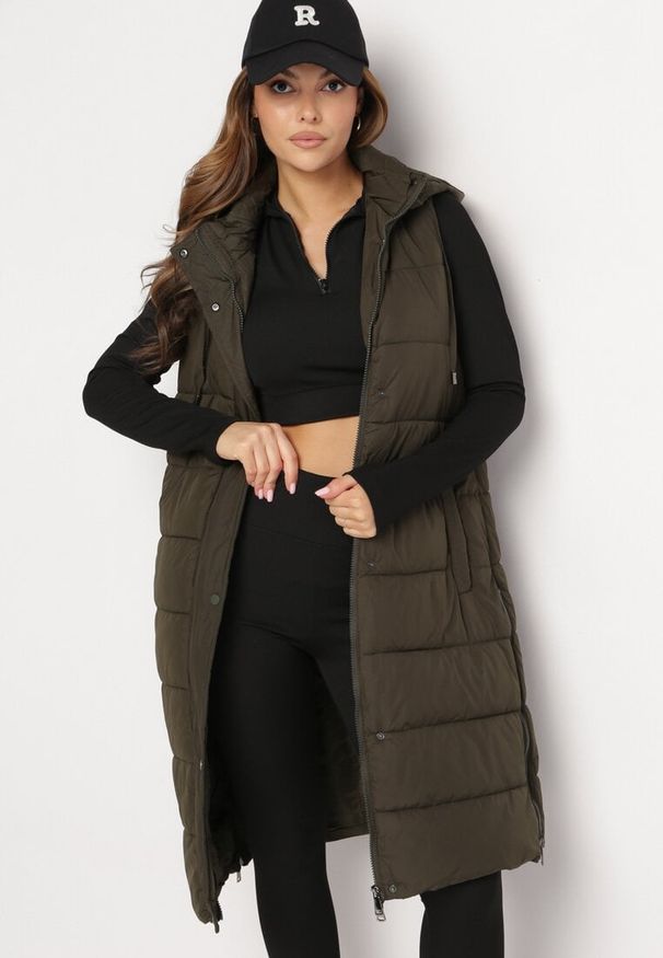 Born2be - Ciemnozielona Długa Kamizelka Bezrękawnik z Klasycznym Pikowaniem i Kapturem Shin. Typ kołnierza: golf. Kolor: zielony. Materiał: dzianina, jeans. Długość rękawa: bez rękawów. Długość: długie. Styl: klasyczny