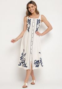 Born2be - Beżowa Sukienka z Bawełny Ozdobiona Haftami i Guzikami Milarietta. Okazja: na co dzień. Kolor: beżowy. Materiał: bawełna. Wzór: haft, aplikacja. Sezon: wiosna, lato. Typ sukienki: proste. Styl: klasyczny, casual, elegancki #1