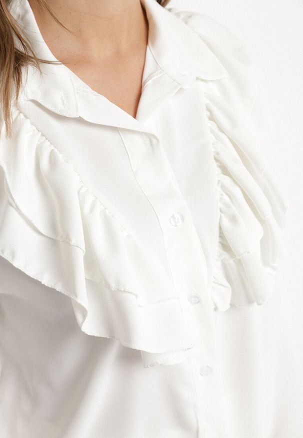 Born2be - Biała Koszula z Ozdobną Falbaną Cornelea. Okazja: na co dzień. Kolor: biały. Materiał: jeans. Styl: klasyczny, elegancki, casual