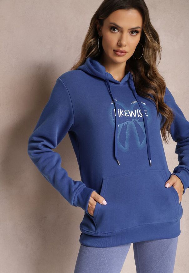 Renee - Niebieska Bluza Wykończona Polarem z Nadrukiem i Kapturem Nimba. Kolor: niebieski. Materiał: polar. Wzór: nadruk