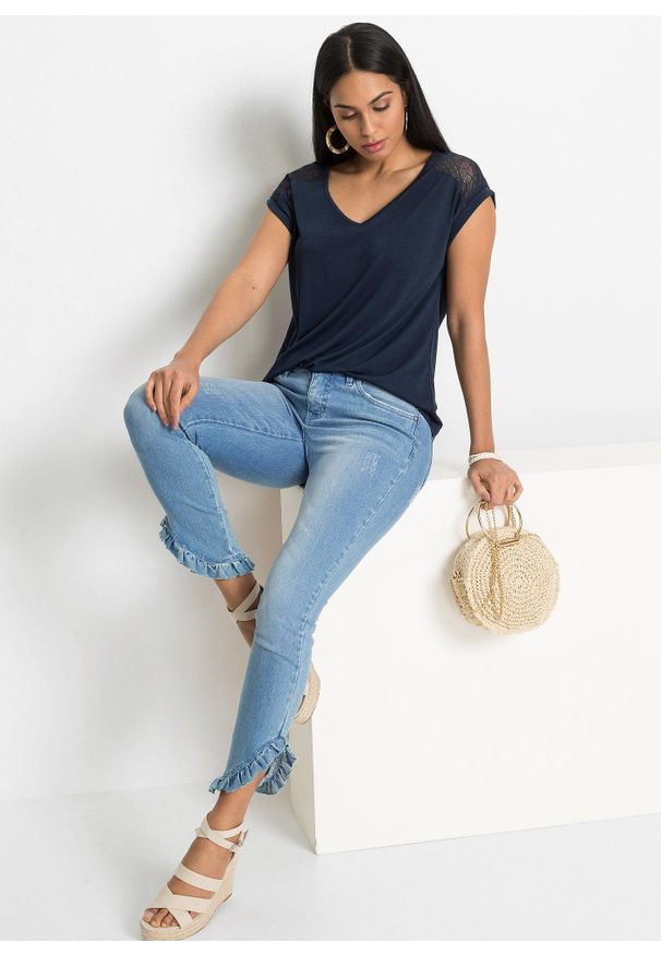 bonprix - Koszulka z miękkiej mieszanki wiskozy. Kolor: niebieski. Materiał: wiskoza, koronka. Wzór: koronka