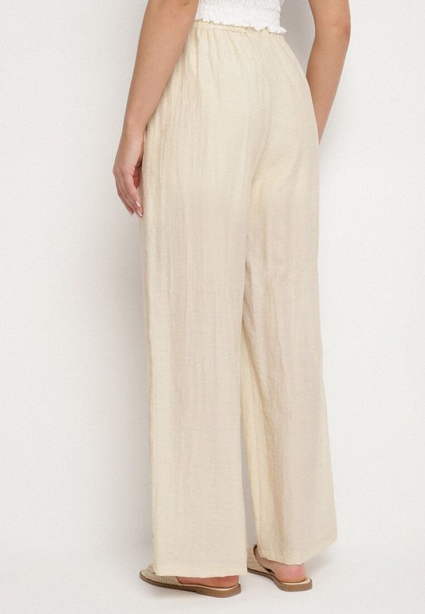 Born2be - Jasnobeżowe Spodnie Palazzo z Lnu i Wiskozy z Wysokim Stanem Linawena. Okazja: na spacer, na spotkanie biznesowe, na co dzień. Stan: podwyższony. Kolor: beżowy. Materiał: wiskoza, len. Sezon: lato. Styl: casual, klasyczny, biznesowy