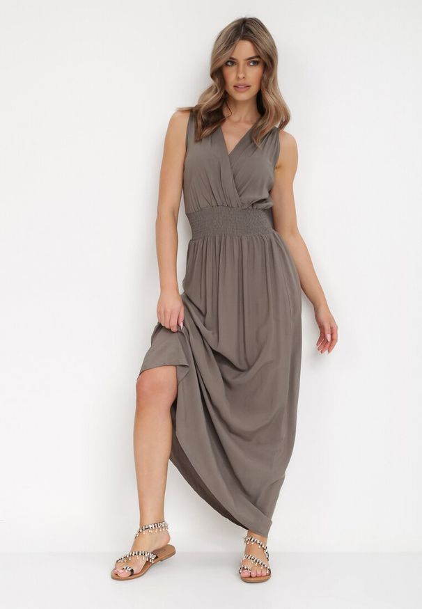 Born2be - Ciemnozielona Sukienka Clymiolea. Kolor: zielony. Materiał: wiskoza, tkanina. Długość rękawa: na ramiączkach. Wzór: jednolity. Typ sukienki: kopertowe. Styl: elegancki. Długość: maxi