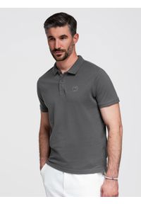 Ombre Clothing - Jednokolorowa koszulka męska polo BASIC z dzianiny pique - grafitowa V3 - Rozmiar: 4XL. Okazja: na co dzień. Typ kołnierza: polo. Kolor: szary. Materiał: dzianina. Wzór: jednolity, aplikacja, haft. Styl: casual, sportowy, wizytowy