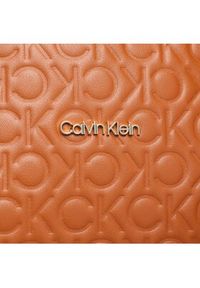 Calvin Klein Torebka Ck Must Shopper Md Embossed Mono K60K610274 Brązowy. Kolor: brązowy. Materiał: skórzane