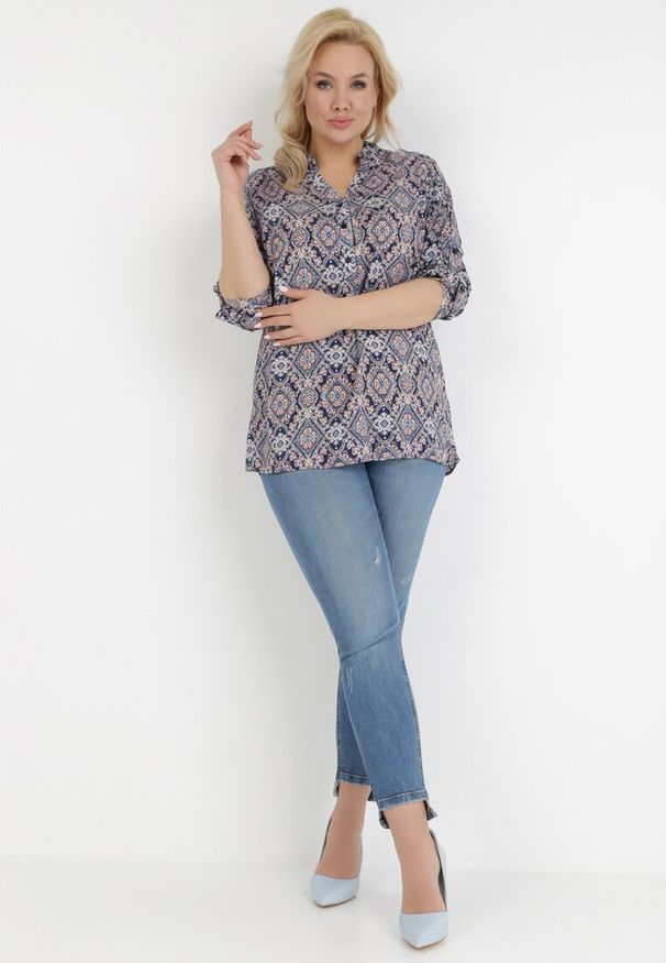 Born2be - Granatowa Bluzka Actinna. Typ kołnierza: kołnierzyk stójkowy. Kolekcja: plus size. Kolor: niebieski. Materiał: tkanina. Długość rękawa: długi rękaw. Długość: długie. Wzór: gładki, aplikacja
