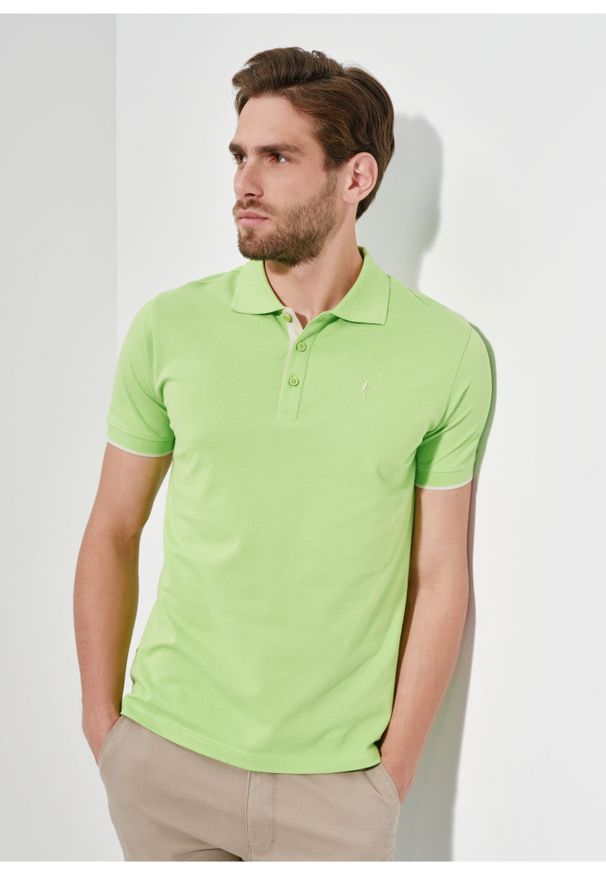 Ochnik - Limonkowa koszulka polo męska. Typ kołnierza: polo. Kolor: zielony. Materiał: bawełna. Długość rękawa: krótki rękaw. Długość: krótkie